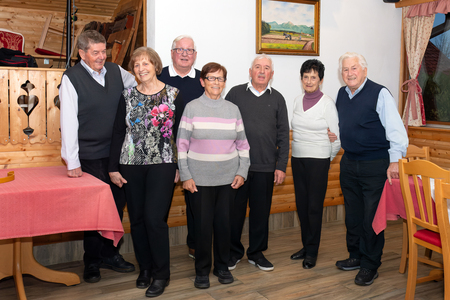 Sošolci, ki so leta 1960 zaključili osem razredov osnovne šole v Cerkljah